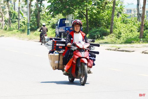 Nắng nóng đầu mùa khiến người dân Hà Tĩnh cảm thấy khó chịu, mệt mỏi hơn.