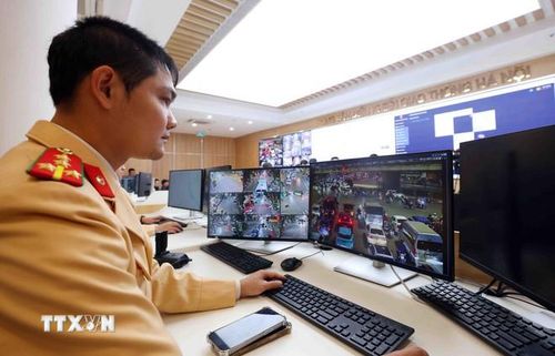 Cán bộ, chiến sỹ cảnh sát giao thông làm nhiệm vụ tại Trung tâm điều khiển giao thông Hà Nội. (Ảnh: Phạm Kiên/TTXVN)