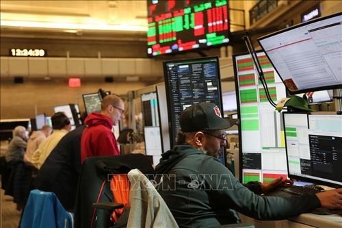 Giao dịch viên tại sàn chứng khoán New York, Mỹ. Ảnh: THX/TTXVN