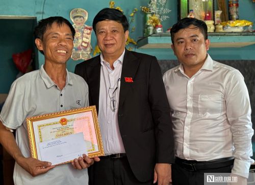 Ông Nguyễn Thúc Dũng, Chủ tịch UBND phường Hải Vân (đứng giữa) trao giấy khen cho ông Quang.
