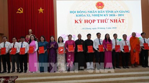 Ủy Ban bầu cử tỉnh trao Giấy chứng nhận cho các đại biểu trúng cử đại biểu HĐND tỉnh An Giang khóa XI, nhiệm kỳ 2026 - 2031. Ảnh: Lê Huy Hải - TTXVN