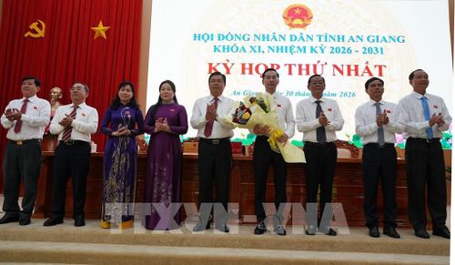 Ủy viên BCH Trung ương Đảng, Bí thư Tỉnh ủy An Giang Nguyễn Tiến Hải tặng hoa chúc mừng thường trực HĐND tỉnh An Giang khóa XI, nhiệm kỳ 2026 - 2031. Ảnh: Lê Huy Hải - TTXVN