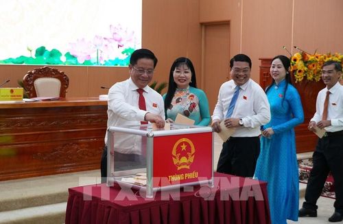 Các đại biểu bỏ phiếu bầu các chức danh chủ chốt của HĐND, UBND và các cơ quan của HĐND. Ảnh: Lê Huy Hải - TTXVN