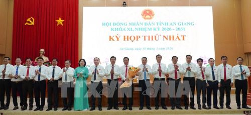 Ủy viên BCH Trung ương Đảng, Bí thư Tỉnh ủy An Giang Nguyễn Tiến Hải tặng hoa chúc mừng Chủ tịch, các Phó Chủ tịch và ủy viên UBND tỉnh An Giang nhiệm kỳ 2026 - 2031. Ảnh: Lê Huy Hải - TTXVN