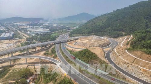 Hạ tầng giao thông đang được đầu tư mạnh mẽ, mở ra các hướng kết nối mới. Ảnh: Xuân Quý - TTXVN