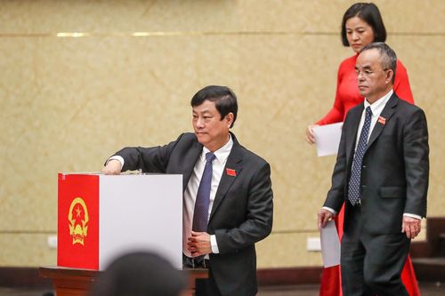 Các đại biểu bỏ phiếu bầu. Ảnh: Hoàng Triều