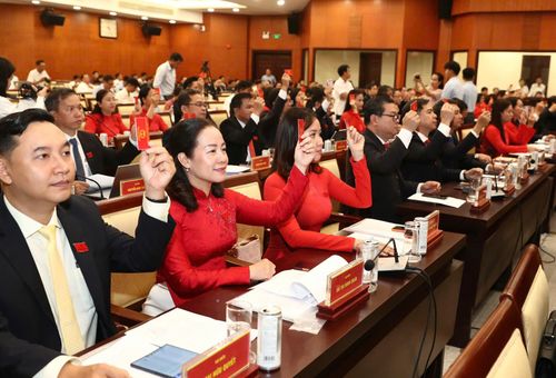 Các đại biểu giơ thẻ biểu quyết bầu 17 ủy viên UBND TP nhiệm kỳ 2026 - 2031. Ảnh: Hoàng Triều