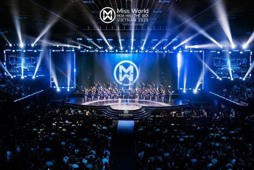 Các thí sinh Miss World Vietnam 2025 tự tin trình diễn trong phần thi áo tắm tại đêm chung kết. Ảnh: Miss World
