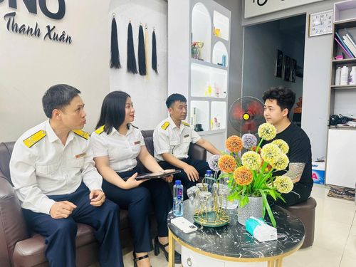 Thuế cơ sở 8 tuyên truyền, hướng dẫn người dân kê khai thuế.