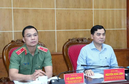 Các đồng chí: Nguyễn Hoài Anh, Ủy viên Trung ương Đảng, Phó Bí thư Tỉnh ủy, Chủ tịch UBND tỉnh; Thiếu tướng Tô Anh Dũng, Ủy viên Ban Thường vụ Tỉnh ủy, Giám đốc Công an tỉnh dự hội nghị tại điểm cầu tỉnh Thanh Hóa.