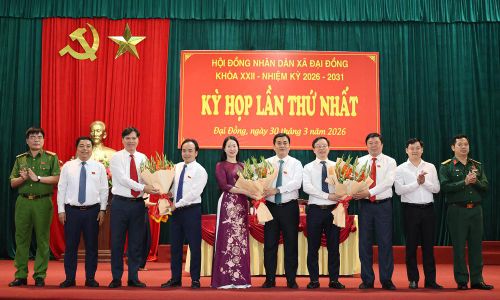  Các đồng chí lãnh đạo xã Đại Đồng chúc mừng các đồng chí được bầu giữ chức Chủ tịch HĐND, Trưởng các Ban HĐND xã khóa XXII, nhiệm kỳ 2026 - 2031. 