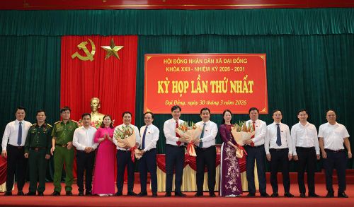  Lãnh đạo xã Đại Đồng chúc mừng các đồng chí được bầu giữ chức Chủ tịch, Phó Chủ tịch, Ủy viên UBND xã khóa XXII, nhiệm kỳ 2026 - 2031. 