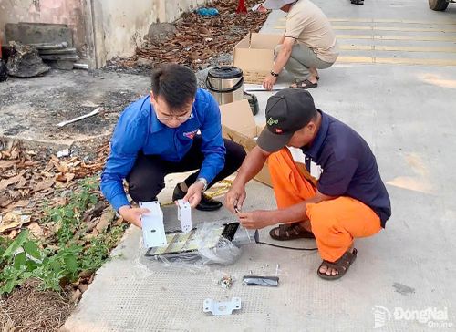 Những bàn tay trẻ góp sức để thắp sáng nẻo đường quê. Ảnh: ĐVCC