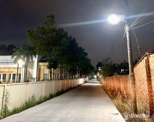 Tuyến đường tổ 11, ấp Đoàn Kết, xã Trảng Bom sau khi được lắp hệ thống đèn năng lượng mặt trời. Ảnh: ĐVCC