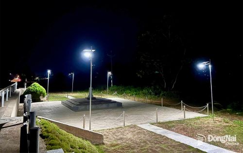 Khu vực cột mốc biên giới số 65 sau khi được lắp đèn. Ảnh: ĐVCC