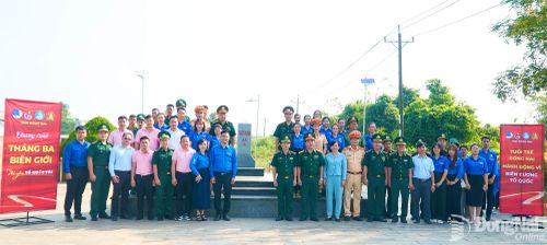 Lễ khánh thành công trình “Ánh sáng biên cương”, một phần trong chương trình Tháng ba biên giới, tổ chức tại cột mốc biên giới số 65. Ảnh: Minh Hạnh