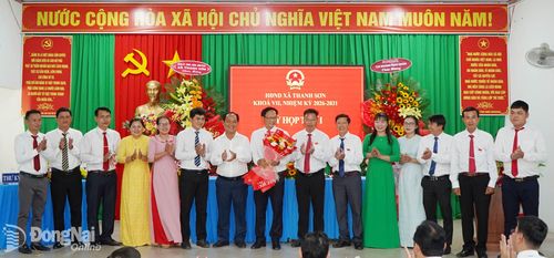 Thường trực và các ban HĐND xã Thanh Sơn khóa VII, nhiệm kỳ 2026-2031 ra mắt tại kỳ họp. Ảnh: Lê Trung