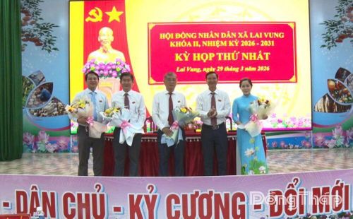 Các chức danh chủ chốt của HĐND và UBND xã ra mắt tại Kỳ họp lần thứ nhất.