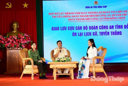 Chương trình giao lưu với cựu lãnh đạo Đoàn qua các thời kỳ. 