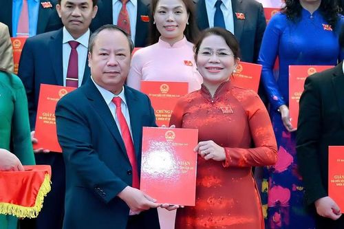  Phó Bí thư Tỉnh ủy, Trưởng đoàn Đại biểu Quốc hội tỉnh Châu Ngọc Tuấn trao Giấy chứng nhận cho đại biểu Nguyễn Thị Phong Vũ - Trưởng ban Tuyên giáo và Dân vận Tỉnh ủy. Ảnh: Đức Thụy 