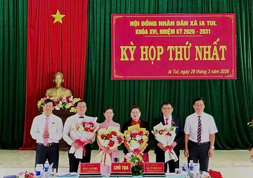 Bà Rah Lan H’Dry (thứ 3 từ phải sang) tiếp tục được tín nhiệm bầu giữ chức Chủ tịch HĐND xã khóa XVI. Ảnh: ĐVCC