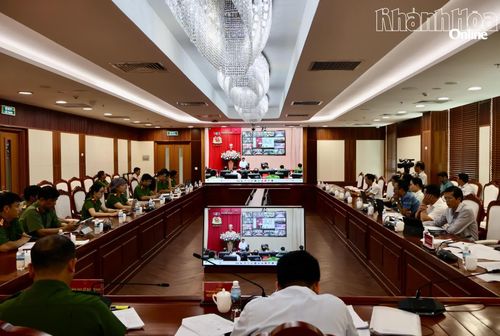 Lãnh đạo, đại diện các sở, ban, ngành tỉnh Khánh Hòa dự hội nghị trực tuyến.
