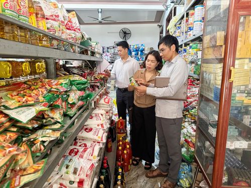 Cửa hàng tạp hóa ở xã Bình Lư luôn bảo đảm hàng hóa có nguồn gốc, xuất xứ.