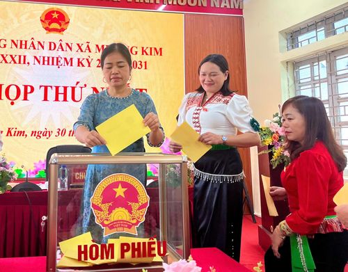 Đại biểu bỏ phiếu bầu chức danh Chủ tịch HĐND xã Mường Kim khóa XXII, nhiệm kỳ 2026 - 2031.