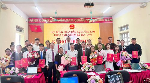Đồng chí Đoàn Văn Đạt - Phó Bí thư Thường trực Đảng ủy tặng hoa chúc mừng các đại biểu HĐND xã Mường Kim khóa XXII, nhiệm kỳ 2026 - 2031.