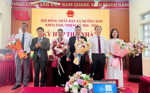 Lãnh đạo xã Mường Kim tặng hoa chúc mừng Thường trực HĐND xã khóa mới.