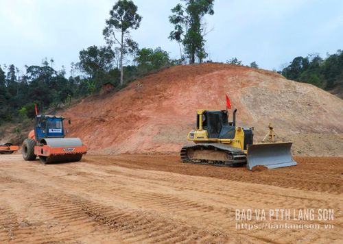 Thi công đào nền đường cao tốc cửa khẩu Hữu Nghị-Chi Lăng đoạn qua phường Tam Thanh