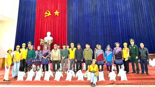 Trao 25 suất quà gồm nhu yếu phẩm cho các gia đình hoàn cảnh khó khăn tại thôn Hòa Bình.