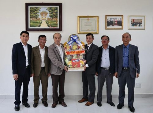 Đoàn thăm ông Trương Đình Cẩn, Phó Chủ tịch Thường trực Ủy ban Đoàn kết Công giáo tỉnh Lâm Đồng