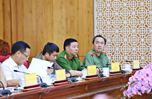 Thiếu tướng Trương Minh Đương, Ủy viên Ban Thường vụ Tỉnh ủy, Giám đốc Công an tỉnh Lâm Đồng (ngoài cùng bên phải) và lãnh đạo các sở, ngành liên quan dự tại điểm cầu tỉnh Lâm Đồng.