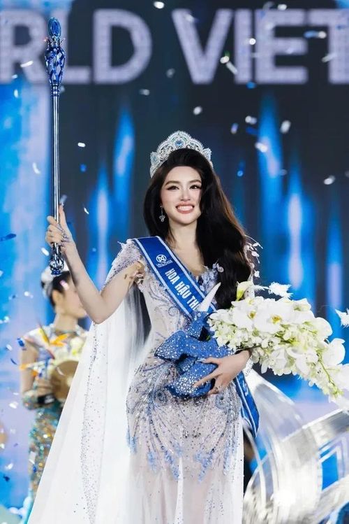 Khoảnh khắc đăng quang của Tân Hoa hậu và hai Á hậu