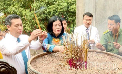 Đoàn đại biểu Đảng ủy, HĐND, UBND, Ủy ban MTTQ xã Đông Thành thành kính dâng hương, hoa tưởng nhớ, tri ân công đức các Vua Hùng.