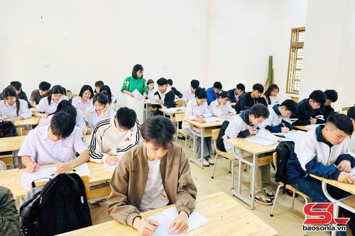 Giờ ôn luyện của cô và trò Trung tâm Giáo dục thường xuyên Thuận Châu.
