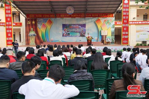 Cán bộ Lữ đoàn Đặc công 126, Quân chủng Hải quân tuyên truyền về biển, đảo Việt Nam tại Trường THPT Thuận Châu