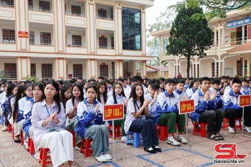 Học sinh Trường THPT Thuận Châu nghe tuyên truyền về biển, đảo Việt Nam