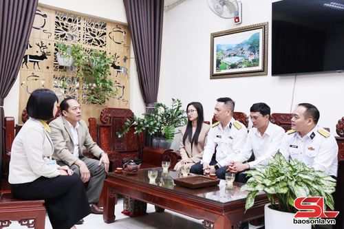 Lãnh đạo Ban Tuyên giáo và Dân vận Tỉnh ủy Sơn La; cán bộ Lữ đoàn Đặc công 126, Quân chủng Hải quân trao đổi kế hoạch tuyên truyền về biển, đảo tại Trường THPT Thuận Châu