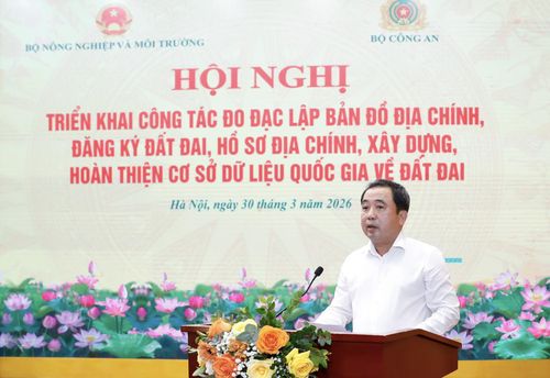 Bộ trưởng Bộ Nông nghiệp và Môi trường Trần Đức Thắng phát biểu khai mạc Hội nghị Triển khai công tác đo đạc, lập bản đồ địa chính, đăng ký đất đai, lập hồ sơ địa chính và xây dựng, hoàn thiện cơ sở dữ liệu quốc gia về đất đai.