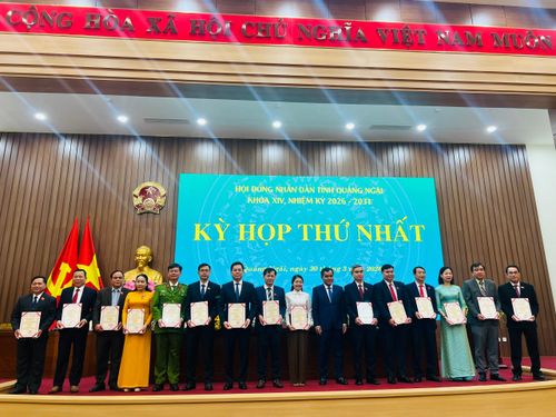 Bí thư Tỉnh ủy Hồ Văn Niên trao giấy Chứng nhận đại biểu HĐND tỉnh khóa XIV nhiệm kỳ 2026- 2031