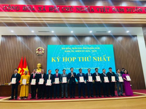 Chủ tịch UBND tỉnh Nguyễn Hoàng Giang trao giấy Chứng nhận đại biểu HĐND tỉnh khóa XIV, nhiệm kỳ 2026-2031
