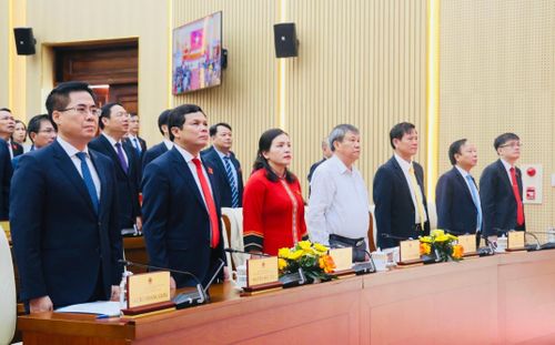 Chủ tịch UBND tỉnh Nguyễn Hoàng Giang, Chủ tịch HĐND tỉnh Nguyễn Đức Tuy cùng các đại biểu thực hiện nghi thức chào cờ