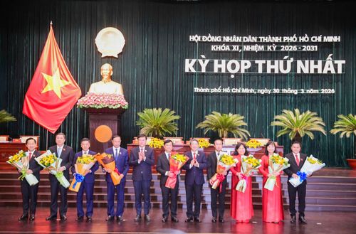 Phó Chủ tịch Quốc hội Nguyễn Đức Hải; Phó Bí thư Thường trực Thành ủy Thành phố Lê Quốc Phong tặng hoa chúc mừng Thường trực HĐND TP. Hồ Chí Minh khóa XI, nhiệm kỳ 2026 - 2031. Ảnh: Hoa Lê