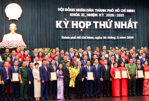 Phó Chủ tịch Quốc hội Nguyễn Đức Hải tặng hoa chúc mừng các đại biểu HĐND TP. Hồ Chí Minh khóa XI, nhiệm kỳ 2026 - 2031