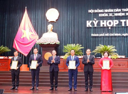 Bí thư Thành ủy TP. Hồ Chí Minh Trần Lưu Quang và Phó Chủ tịch Quốc hội Nguyễn Đức Hải trao Giấy chứng nhận cho các đại biểu HĐND TP. Hồ Chí Minh khóa XI, nhiệm kỳ 2026 - 2031