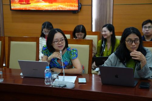 Các nhà báo đặt câu hỏi tại họp báo.
