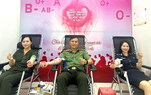  Chị Đỗ Minh Thu, Thiếu tá Nông Tiến Dược và chị Trương Thị Yến Chi tiếp máu cấp cứu cho bệnh nhi.