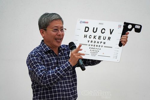  Thầy thuốc ưu tú - Bác sĩ Ngô Thanh Tân, Phó Giám đốc Bệnh viện Mắt - Da liễu Cà Mau, nhấn mạnh tầm quan trọng của lớp tập huấn trong nâng cao hiệu quả công tác chăm sóc mắt học đường.